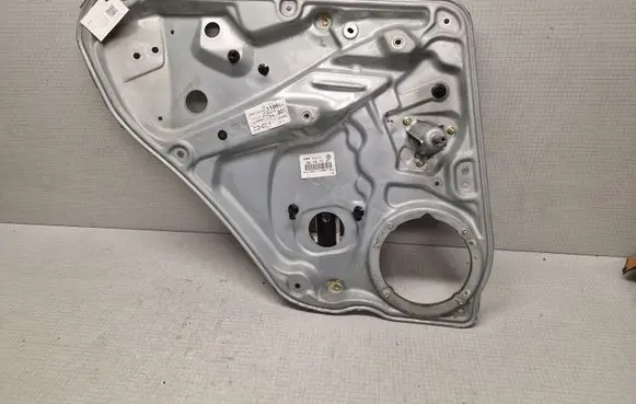 Rear door manual window regulator