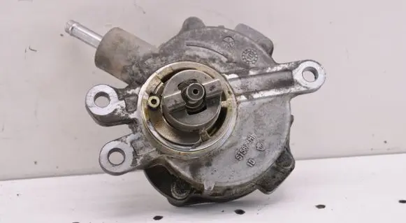 Toyota Avensis T270 Vacuum pump ST567M1