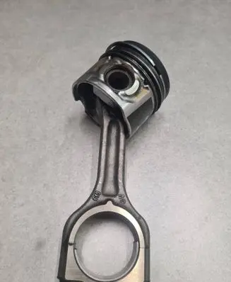 Ford Focus Piston with connecting rod 