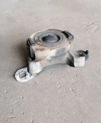 Volvo V50 Engine mount bracket
