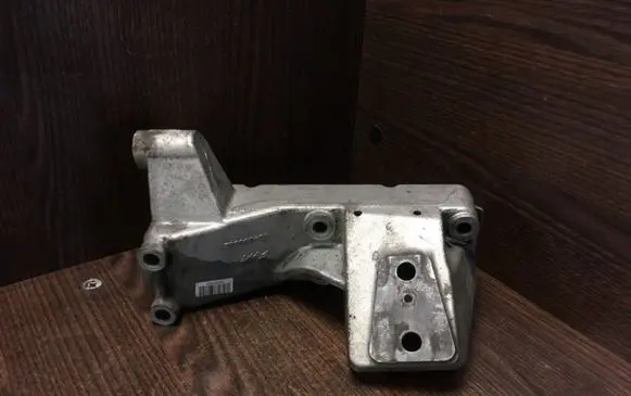Iveco Daily 5th gen Engine mount bracket 504050582