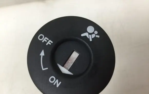 Nissan Qashqai Passenger airbag on/off switch 