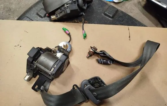 Suzuki Forenza Front seatbelt 33039675 33054040