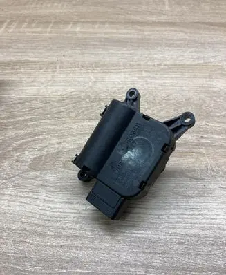 Volkswagen PASSAT B7 Air flap motor/actuator 3C0907511 0132801370