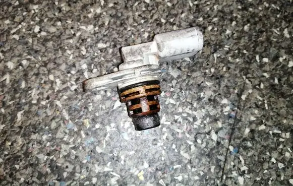 Volkswagen Touran I Camshaft position sensor 030907601E