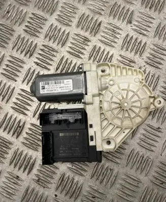 Seat Altea XL Front door window regulator motor 5P0837401N 1T0959701L S1519H009