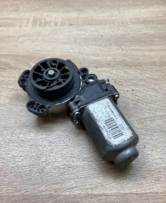 Peugeot 207 CC Front door window regulator motor 4004749K