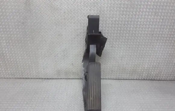 Mercedes-Benz C W203 Accelerator throttle pedal A2033000104