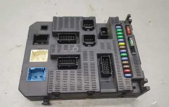 Peugeot 207 Fuse module 9663798280