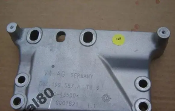 Volkswagen Golf VII Engine mount bracket