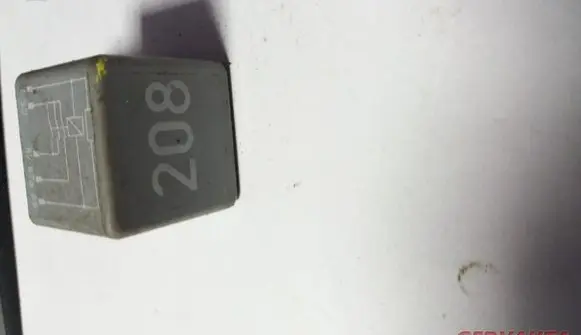 Volkswagen PASSAT B5 Other relay 8A0951253B