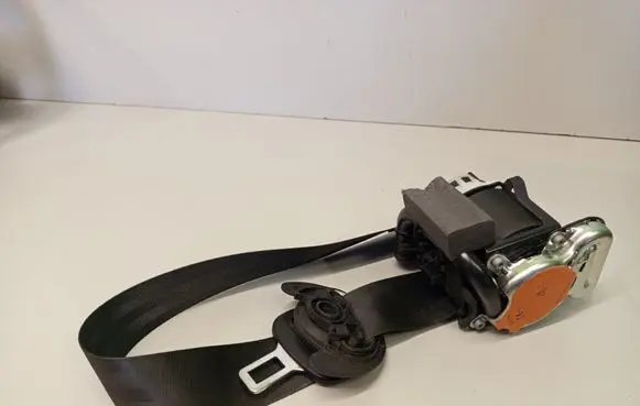 Volkswagen Golf VII Front seatbelt 
