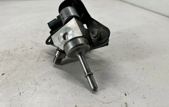 Chevrolet Camaro Fuel injection high pressure pump 12711661
