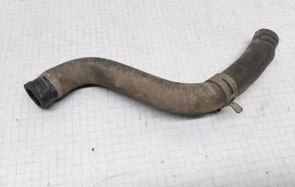 Volkswagen PASSAT B4 Engine coolant pipe/hose