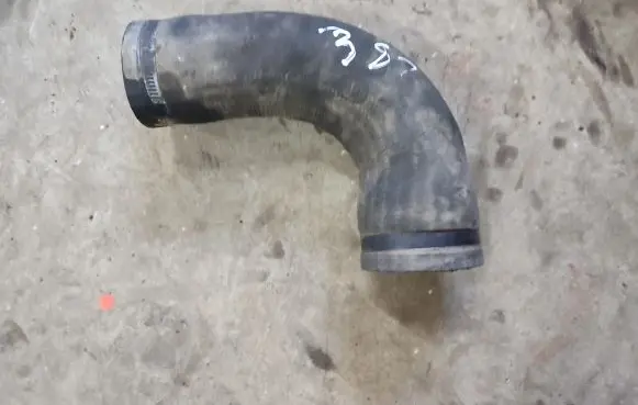 Volkswagen PASSAT B5 Engine coolant pipe/hose 3B9807863