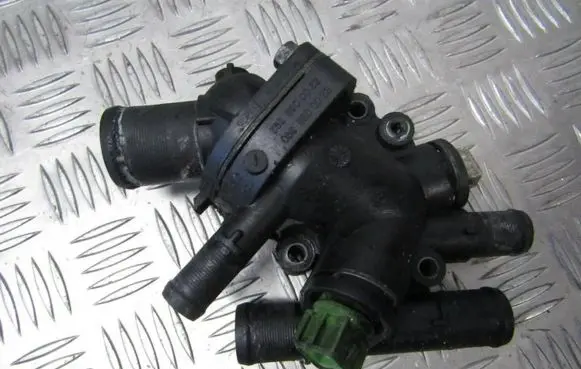 Renault Megane I Engine coolant pipe/hose 8200065390 8200065392