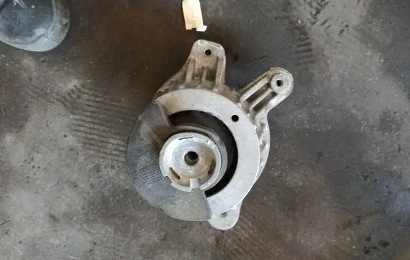 Mercedes-Benz C W205 Engine mount bracket A2052400300 A205240050