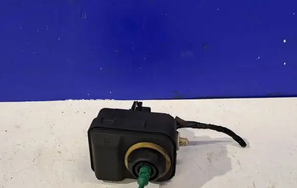 Volvo V70 Headlight level adjustment motor 9178539