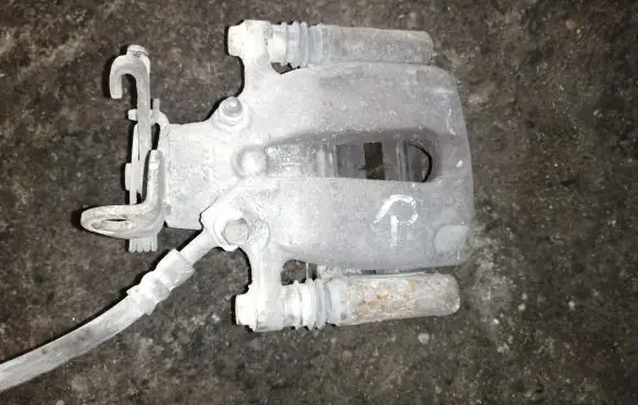 Opel Insignia A Rear brake caliper