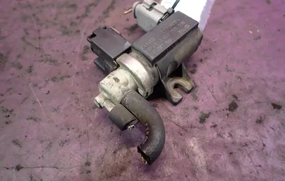 Audi A4 S4 B6 8E 8H Vacuum valve 