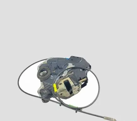 Toyota Avensis T250 Front door lock 4L0302