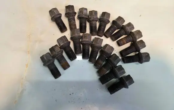 Volkswagen Touran I Nuts/bolts 