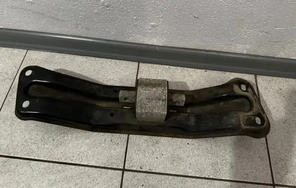 Infiniti Q50 Gearbox mounting bracket