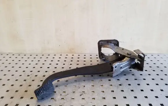 KIA Sorento Brake pedal