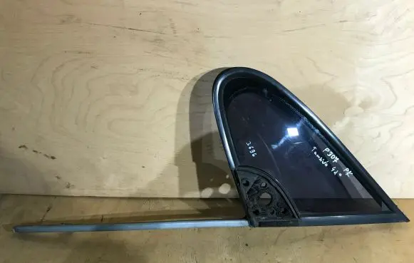 Peugeot 307 Front door vent window glass four-door 