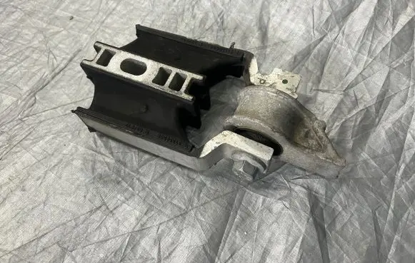 Volvo S60 Engine mount bracket 31339956 532E17
