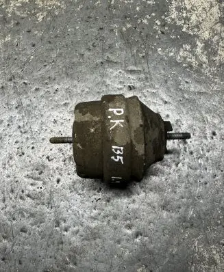 Volkswagen PASSAT B5 Engine mount bracket