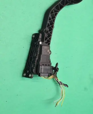 Accelerator throttle pedal