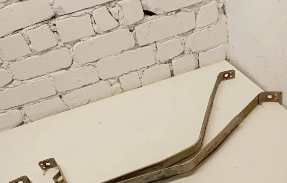 Fuel tank mounting bracket