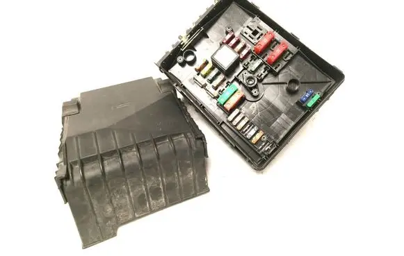 Volkswagen Tiguan Fuse module 1K0937132F