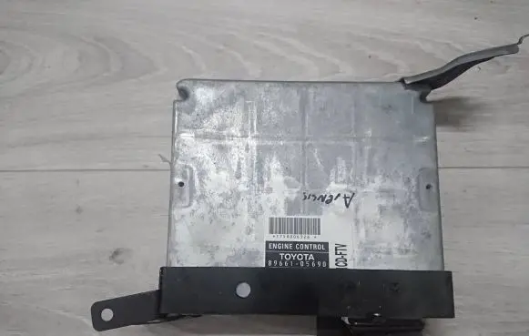 Toyota Avensis T250 Engine control unit/module 8966105690 1758006326