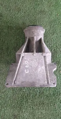 BMW 5 E60 E61 Engine mounting bracket 7527916