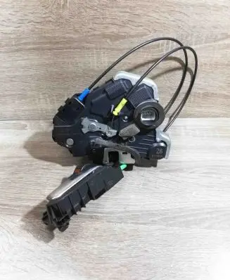 Toyota Avensis T250 Front door lock 6i1914z6 Avensisfrontright