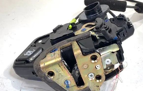 Toyota Avensis T250 Rear door lock