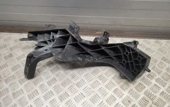 Jeep Grand Cherokee Headlight/headlamp mounting bracket M149787 10583AB