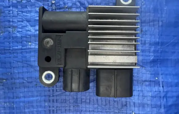 Toyota Yaris XP210 Fan control module 89257K0020 4993003810