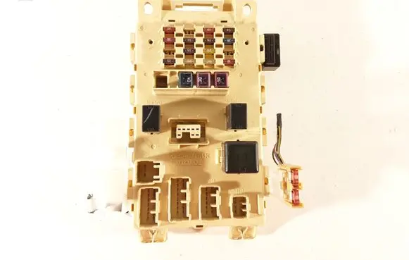Toyota Yaris Fuse module 9098704006 9098702012