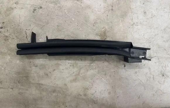 Peugeot 308 Rear door windshield rail 9836898980