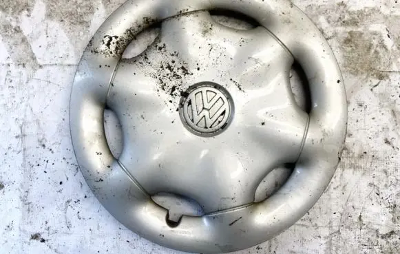 Volkswagen Sharan R15 wheel hub/cap/trim 7m0601147F 95VW-1130-BB