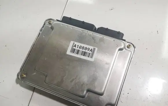 Volkswagen PASSAT B5.5 Engine control unit/module 0281010943