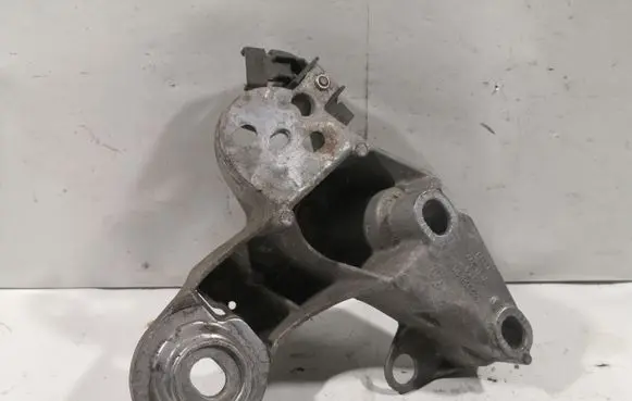 Audi A4 S4 B5 8D Engine mounting bracket 8D0199352H