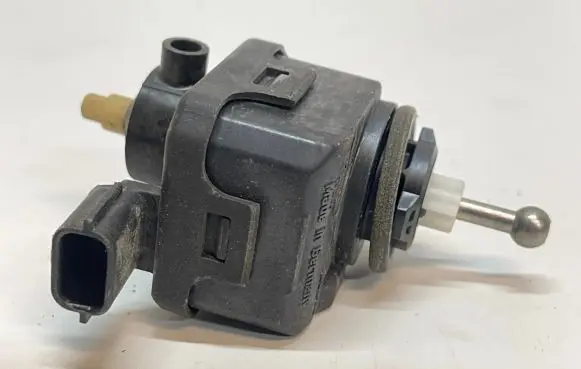 Volkswagen PASSAT B5.5 Headlight level adjustment motor 007878