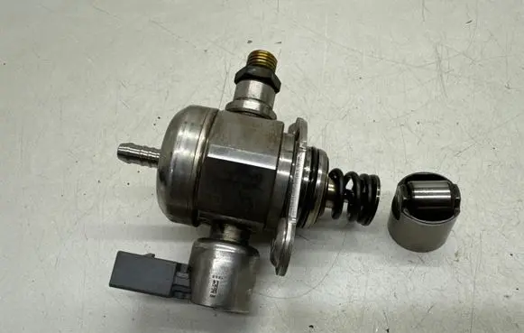 Audi A4 S4 B8 8K Fuel injection high pressure pump 06K127025A