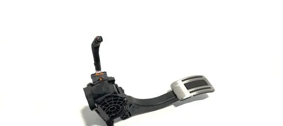Accelerator throttle pedal