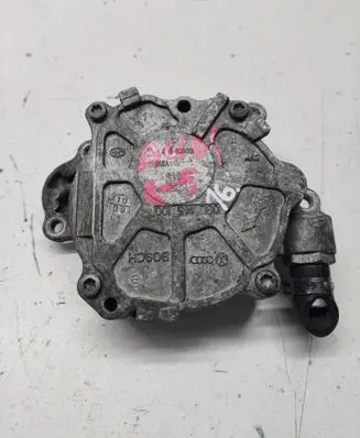 Volkswagen PASSAT B7 Vacuum pump 03L145100 00006