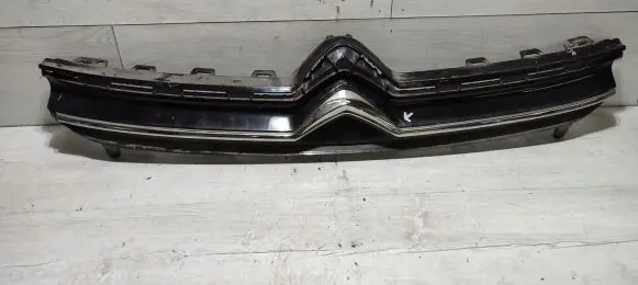 Citroen C4 Cactus Front bumper upper radiator grill 9824153277